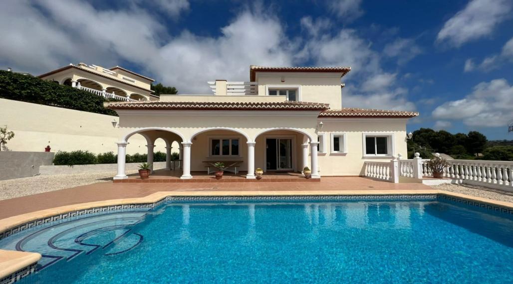 Wonderful villa for sale in Moraira in a very exclusive area and only 10 minutes from the beach.