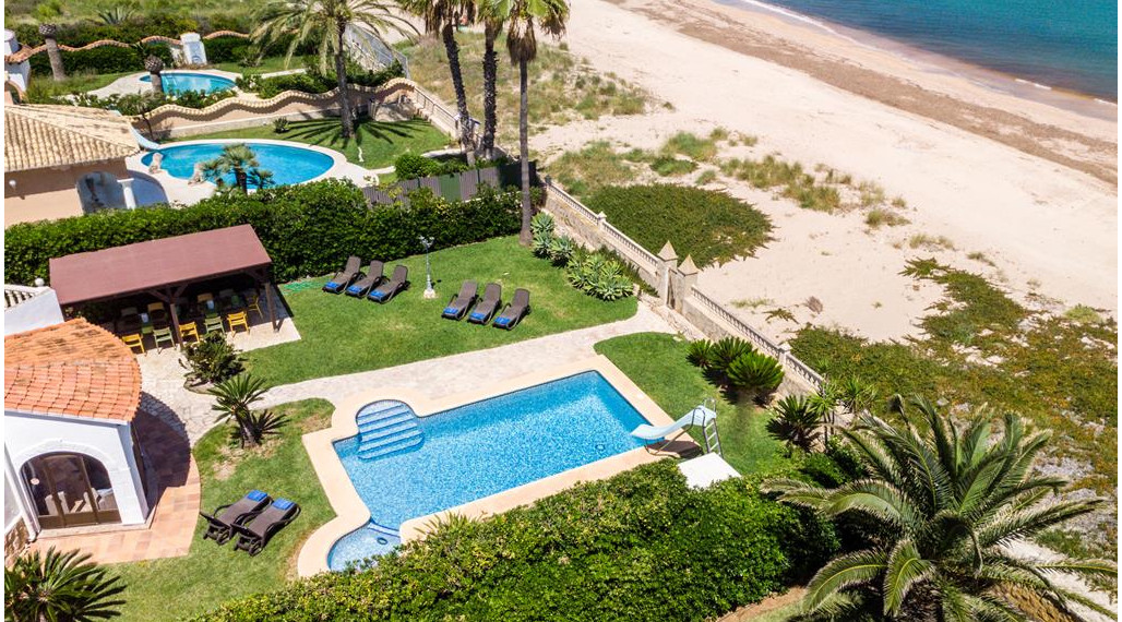 Coastal Paradise: Exclusive 6 Bedroom Villa in Denia, Surrounded by Luxury and Convenience