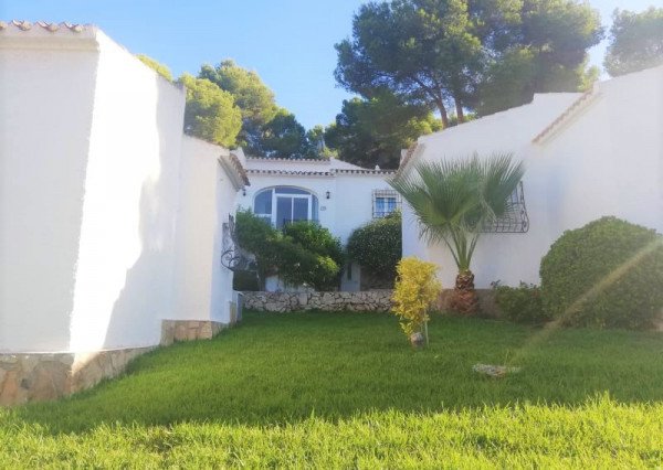 For sale vila in an urbanisation with swimming pools, tennis courts, just 10 min walk from the sea in v Javea, Costa Blanca
