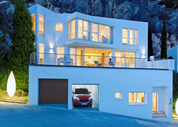 Rezidenčná presvetlená vila so 4 spálňami s privátnym bazénom s jedinečnou architektúrou v ALTEA, Costa Blanca Sever