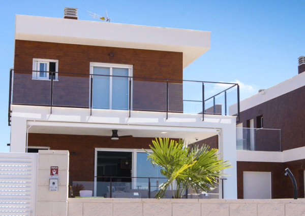 Spectacular two-storey detached villa, built with high quality materials, in area of Alicante.