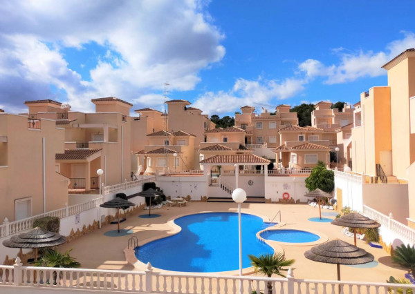 Nové bungalovy s 2 spálňami 8 km od pláže v San Miguel de Salinas, Costa Blanca juh. Dokončené.