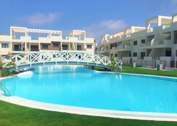 Novostavba prízemných bungalovov s 2 spálňami v meste Torrevieja, Alicante