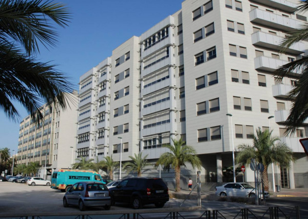 Novopostavené apartmány s 3 spálňami v centre mesta Elche, Alicante. Nachádza sa 15 km od pláže. Kľúč v ruke