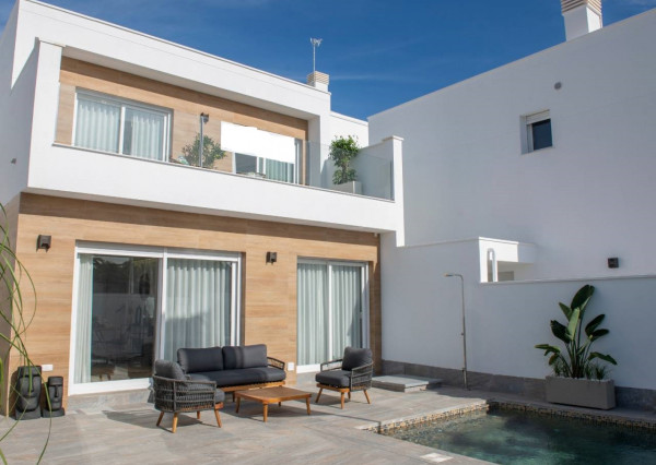 POSLEDNÁ!! Exkluzívna luxusná vila 1,9 km od mora so súkromným bazénom v San Pedro del Pinatar, Murcia. Dodanie v prvej polovici roka 2023