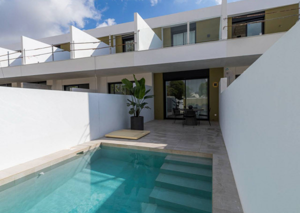 Luxury townhouse of new construction in Pilar de la Horadada 2km from the sea. Delivery July 2022