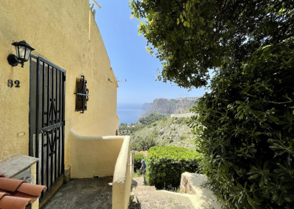 Charming apartment with sea view, 2 km from the sea.