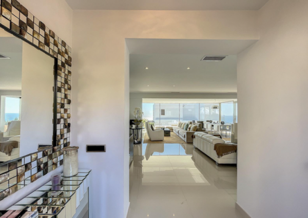 CUMBRE DEL SOL: Úžasná zrekonštruovaná vila s výhľadom na more 1 km od pláže