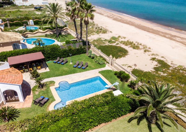 Pobrežný raj: exkluzívna vila so 6 spálňami v meste Denia, obklopená luxusom a pohodlím