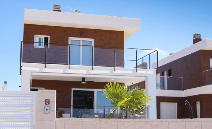 Spectacular two-storey detached villa, built with high quality materials, in area of Alicante.