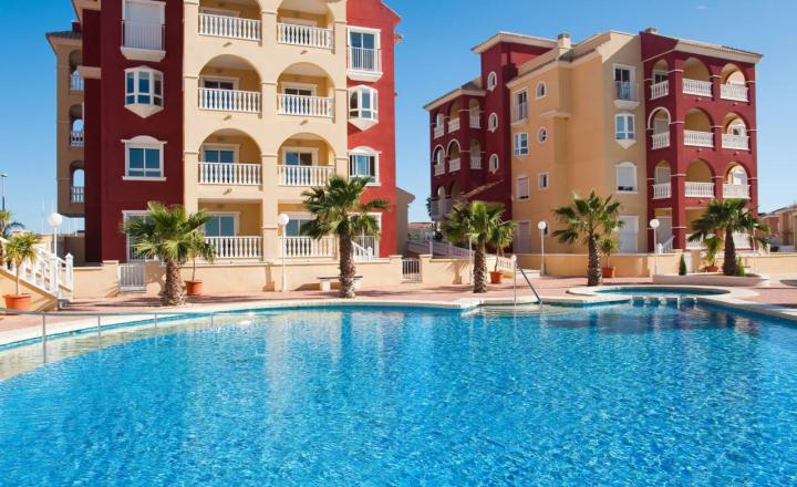 Newly built apartment with 2 bedrooms and 2 bathrooms 10 minutes from the beach in Los Alcazares, Murcia, Spain. Key in hand