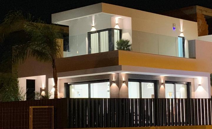 Newly built semi-detached villa with private pool and 6 km from the beach in San Fulgencio, Alicante. Delivery November 2023 - fotografia 10