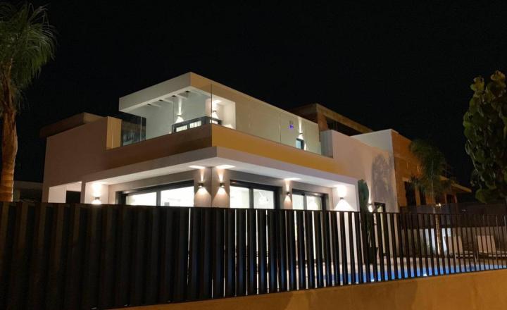 Newly built semi-detached villa with private pool and 6 km from the beach in San Fulgencio, Alicante. Delivery November 2023 - fotografia 4