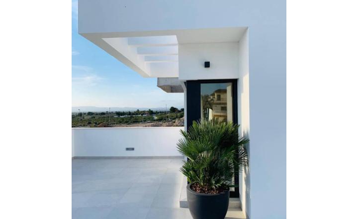Newly built semi-detached villa with private pool and 6 km from the beach in San Fulgencio, Alicante. Delivery November 2023 - fotografia 1