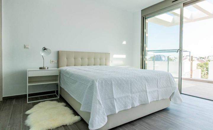 Luxury new build villa with private pool and 4 km from the sea in Villamartin, Orihuela Costa. Delivery February 2023 - fotografia 5