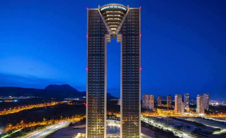 New luxury apartments in Europe's tallest building just 200 m from the sea in Benidorm; Costa Blanca