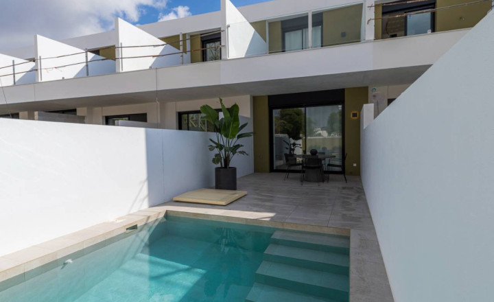 Luxury townhouse of new construction in Pilar de la Horadada 2km from the sea. Delivery July 2022