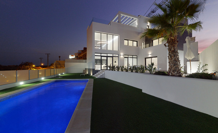 Spectacular villas overlooking the Mediterranean Sea and next to the Costa Blanca