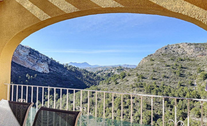 Apartment with mountain views and 700 meters from the beach. Key in hand