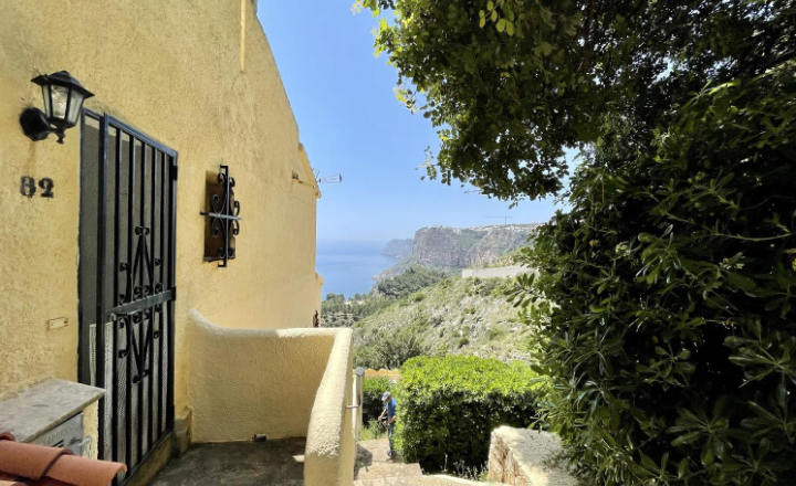 Charming apartment with sea view, 2 km from the sea.