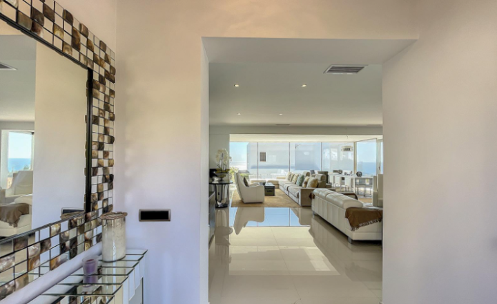 Astonishing renovated villa with sea views within 1 km from the beach