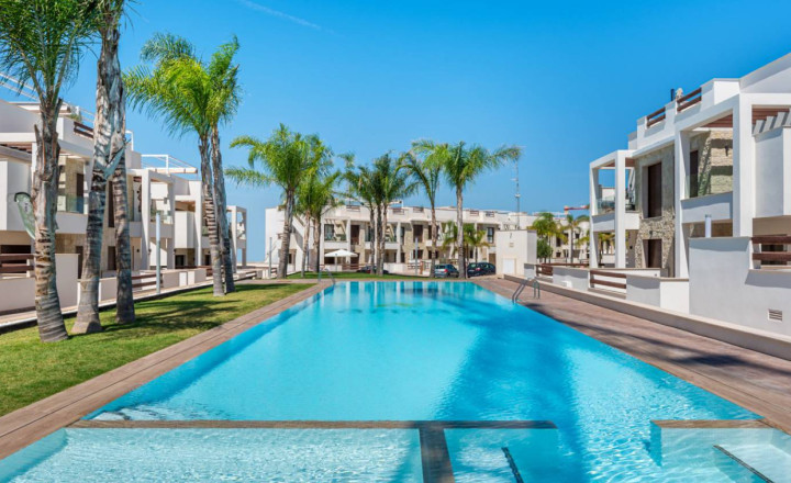 FIRST FLOOR BUNGALOW APARTMENT IN LOS BALCONES 3 KM FROM THE BEACH - fotografia 1