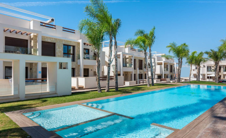 FIRST FLOOR BUNGALOW APARTMENT IN LOS BALCONES 3 KM FROM THE BEACH