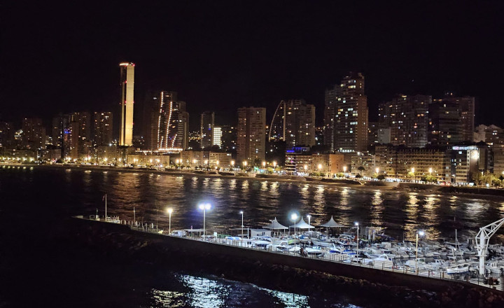 Torre de Cristal in Benidorm: Homes with Spacious Terraces and Spectacular Views - fotografia 18